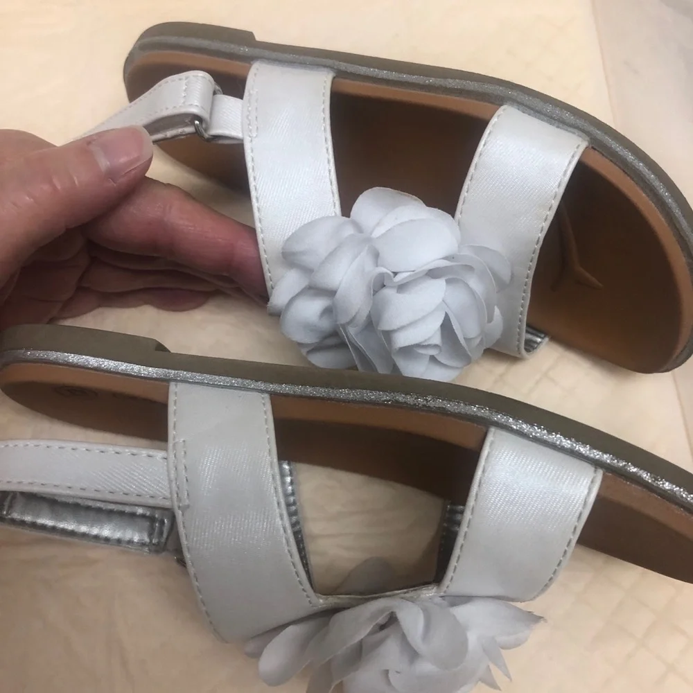 Sandals White straps, Velcro Cat & Jack brand Girls 12 Rubber solesFlower on top - Picture 7 of 12